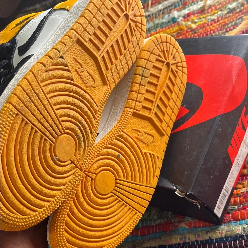 Yellow Toe Jordan’s 1s sz 6.5Y